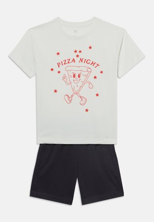 Chemise blanche à manches courtes avec une tranche de pizza rouge en dessin animé et le texte "Pizza Night", associée à un short noir uni.