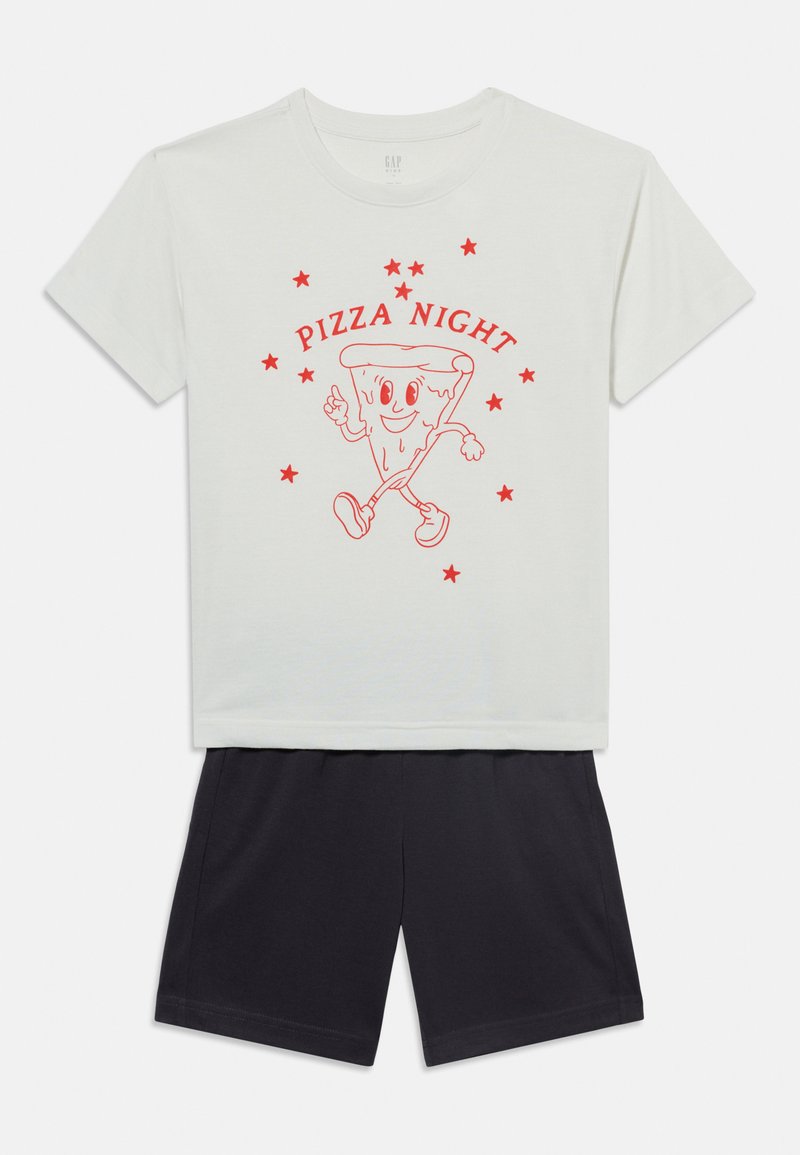 Chemise blanche à manches courtes avec une tranche de pizza rouge en dessin animé et le texte "Pizza Night", associée à un short noir uni.