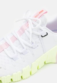 Nike Performance Træningssko - white/bright crimson/barely volt/pink foam/volt/black