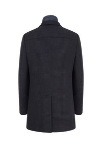 Ciemnoniebieski, teksturowany płaszcz z delikatnym wzorem w kratkę, szerokimi klapami i rozcięciem z tyłu. Gładka podszewka widoczna przy kołnierzu.