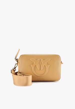 Borsa a tracolla in pelle color cuoio con motivo a uccello in rilievo, forma rettangolare, trama liscia e tracolla removibile. Chiusura a cerniera nella parte superiore.