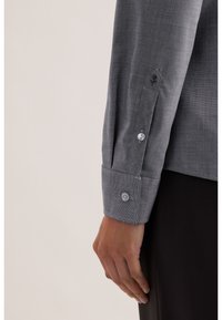 Camicia di cotone grigia con finitura testurizzata, polsino con bottoni e motivo a strisce sottili, dettagliata con bottoni abbinati e ricamo del logo.