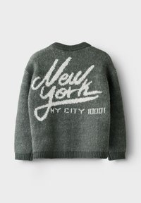 Pull en tricot gris à coupe décontractée, avec "New York" et "MY CITY 10001" en lettres blanches dans le dos. Tissu texturé et poignets côtelés.