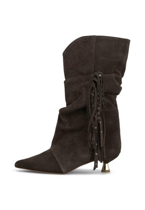 Bota de ante marrón oscuro hasta la mitad de la pantorrilla con puntera puntiaguda, caña caída, flecos decorativos en el lateral con ojales y pequeño tacón dorado en forma de cono.
