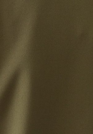 Olijfgroen stof met een gladde, matte textuur, met subtiele variaties in tint en hier en daar een lichte glans.