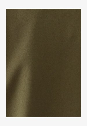 Olive spalvos audinys su lygiu, matinio paviršiaus tekstūra, turintis subtilių atspalvių variacijų ir šiek tiek blizgesio vietomis.