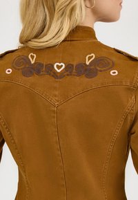 Wrangler WRANGLER X LAINEY WILSON WILDFLOWER JACKET - Spijkerjas - monks robe