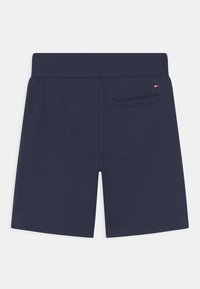 Navyblauwe shorts van zacht materiaal, met een geribde tailleband, achterzak en minimale merkaanduiding.