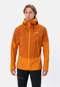 Oranje waterdichte jas met een hoge kraag, verstelbare capuchon, twee ritszakken op de borst en een aansluitend ontwerp. Glad stoftextuur.