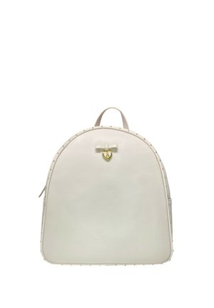 Zaino bianco arrotondato con piccole borchie dorate lungo i bordi, un fiocco e un ciondolo dorato a forma di cuore nella parte superiore al centro.