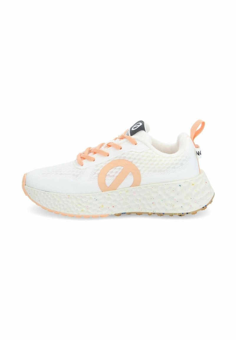 Baskets blanches de sport avec des lacets pêche, un logo pêche sur le côté, une semelle texturée et une languette pêche au talon.