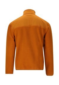 Veste en polaire orange conçue avec un col montant, un tissu texturé et des épaules plates. Le dos présente un design sans coutures avec une partie supérieure solide.