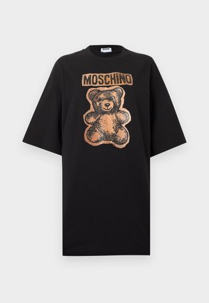 Rochie neagră cu mâneci scurte, prevăzută cu o grafică mare cu ursuleț și textul „MOSCHINO” imprimat în culoarea maro deschis pe față.