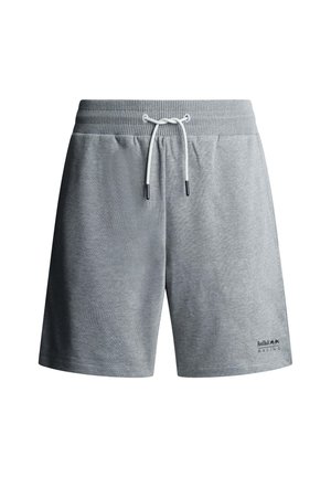 Grå bomullsshorts med elastisk midje, hvit snor og Red Bull Racing-logo på nedre venstre side. Myk tekstur.