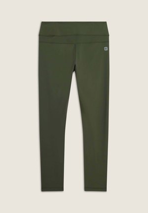 Leggings verde oliva con vita alta, texture liscia, cuciture piatte e una piccola etichetta con logo sull'anche sinistra.