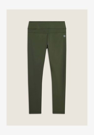 Leggings verde oliva con vita alta, texture liscia, cuciture piatte e una piccola etichetta con logo sull'anche sinistra.
