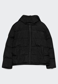 Veste matelassée noire avec une fermeture éclair frontale, deux poches latérales et un col haut sur un fond gris clair.