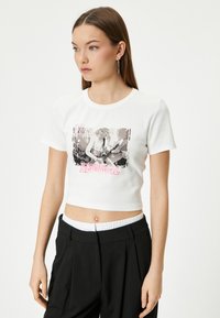 Koton CROP - T-shirt med print - white