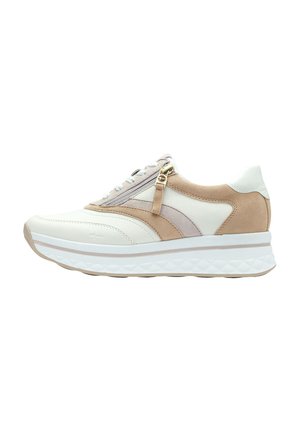 Weiße und beige Sneaker mit einem Design aus verschiedenen Materialien, ausgestattet mit einem Reißverschlussakzent, strukturiertem Finish und einer dicken weißen Sohle.