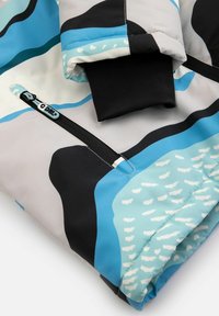 Kolorowa kurtka z gładkiego, lekkiego materiału. Posiada turkusowe, czarne i szare wzory oraz kieszeń z przodu na suwak.