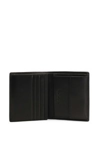 Portafoglio in pelle nera con molteplici slot per carte e una texture liscia. Presenta un logo impresso e un design minimalista. Vista aperta esposta.