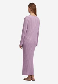 Langes, geripptes Strickkleid in hellem Lavendel, mit langen Ärmeln und einem runden Ausschnitt. Glatte Textur, designed für eine lockere Passform.