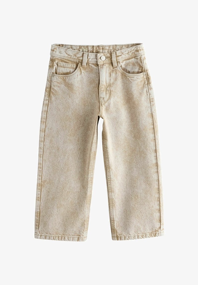 Pantalon en denim beige à jambes larges avec passants pour ceinture, bouton sur le devant, fermeture éclair et style cinq poches, posé à plat sur un fond blanc.
