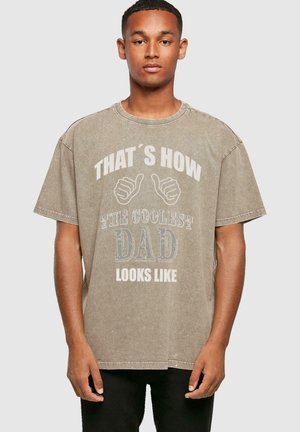 Merchcode COOLEST DAD ACID WASHED HEAVY - T-shirts med print - darkkhaki