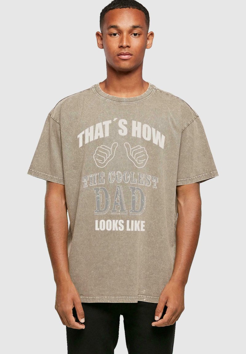 Merchcode COOLEST DAD ACID WASHED HEAVY - T-shirts med print - darkkhaki