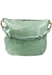 Groene leren schoudertas met een gestructureerde afwerking, een ritssluiting aan de bovenkant en een enkele verstelbare schouderriem. Heeft een accent van gouden hardware.
