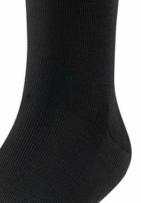 Calcetín negro de tripulación con textura acanalada, que presenta un acabado suave y una forma contorneada en el talón. No hay patrones ni detalles adicionales presentes.