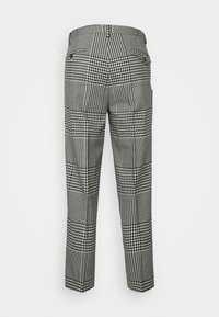 Pantalon à carreaux gris et noir avec une finition texturée. Comprend des poches arrière et une coupe ajustée. Design à jambe droite avec coutures à l'avant.