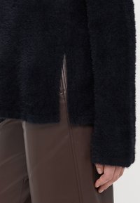 ONLY Tall ONLPETRA LOOSE O NECK - Svetr - black