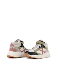 Zapatillas altas con un cuerpo de malla beige, acentos en verde oliva, tapa del talón rosa, puntera negra, entresuela blanca y suela exterior de goma texturizada.