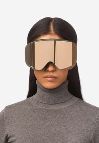 Braune, verspiegelt Ski-Goggles mit einem geometrischen Rahmen und gr�ünen Akzenten, die für eine vollständige Gesichtsbedeckung konzipiert sind. Verfügt über eine breite Linse für verbesserte Sicht.