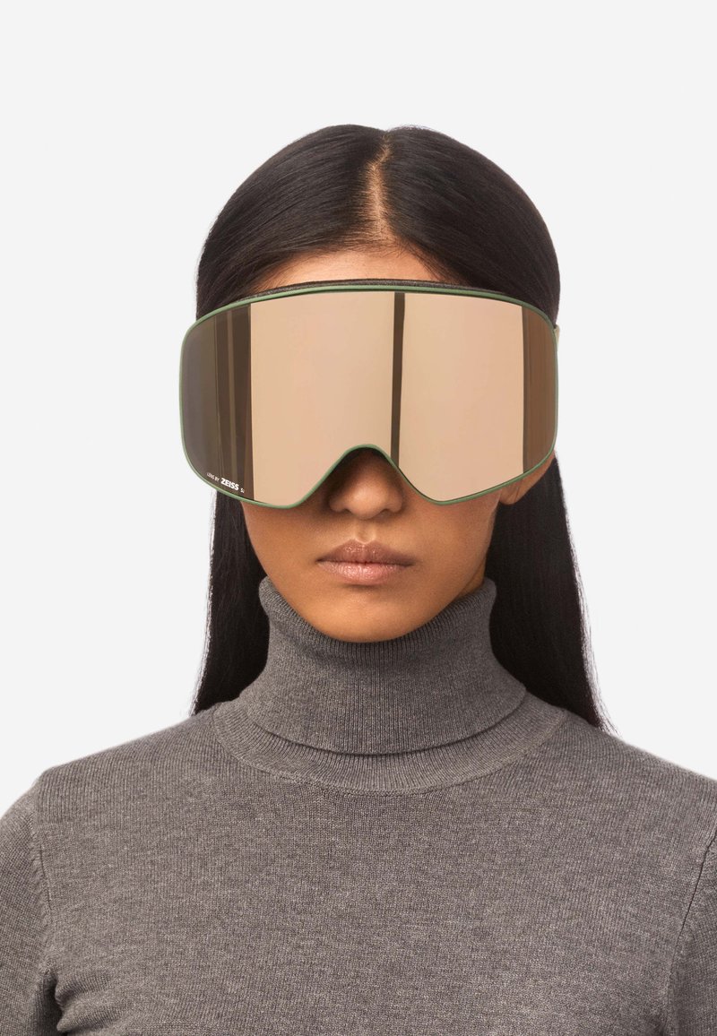 Braune, verspiegelt Ski-Goggles mit einem geometrischen Rahmen und grünen Akzenten, die für eine vollständige Gesichtsbedeckung konzipiert sind. Verfügt über eine breite Linse für verbesserte Sicht.