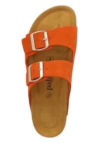Sandal in suede arancione con due cinturini regolabili fissati da fibbie in argento. Sottopiede in texture marrone, design open toe e suola piatta.