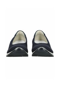 Ballerines bleu marine avec une tige en tissu texturé, bout arrondi et semelle extérieure blanche contrastante. Doublure intérieure lisse et design minimaliste.