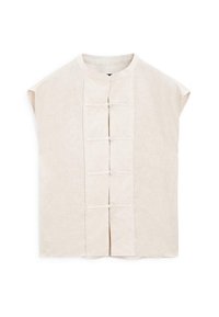 Beżowy, bezrękawnik wykonany z lekkiego lnu. Posiada okrągły dekolt, przednie zapięcie na klamry (toggle) oraz prosty krój.