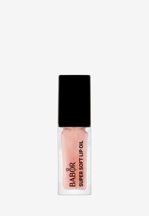 Babor Super Soft Lip Oil in un flacone di vetro trasparente con un tappo quadrato nero. Il liquido è di un delicato rosa, etichettato in modo prominente sul frontale.