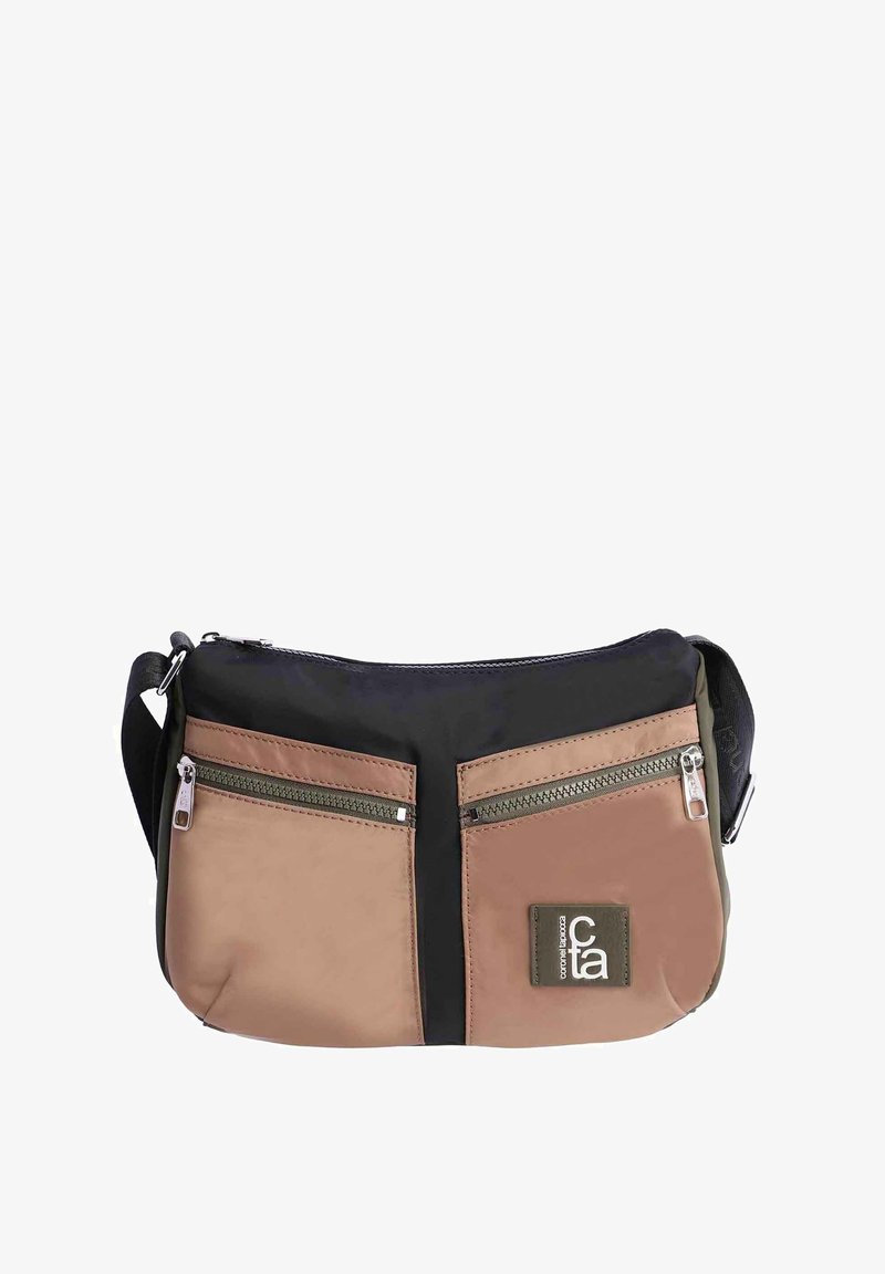 Bolso cruzado con sección superior negra, dos bolsillos frontales con cremallera marrones, correa ajustable negra y un pequeño parche de logo en el bolsillo derecho.