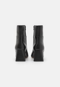 Geox CORONILLA - Støvletter - black