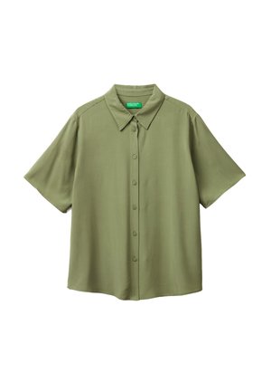 Koszula oliwkowa z krótkim rękawem, zapinana na guziki, z kołnierzykiem i guzikami z przodu, styl casual, jednolity materiał, pokazana na białym tle.