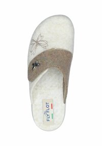 Weiße Filzhausschuhe mit einem braunen Filzriemen, der mit einer Schmetterlingsstickerei und einem kleinen Metallelement am Riemen versehen ist. Flaches Sohlen-Design.