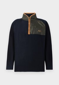 Maglione in pile blu navy con colletto a zip a un quarto, rifiniture arancioni a contrasto e tasca sul petto verde oliva con zip. Texture morbida, maniche lunghe.