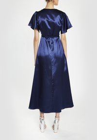 True Decadence SERENA CHAMPAGNE BRIDESMAID WRAP MIDI - Cocktailklänning - navy