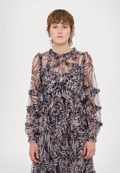 Rochie transparentă, cu mâneci lungi, având un design stratificat cu accente volanate și un model floral în nuanțe de crem și gri.