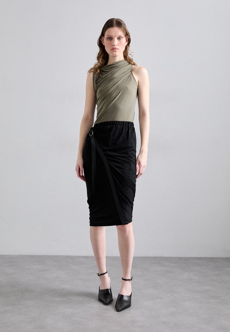 Jupe crayon en dentelle noire Ted Baker, €265
