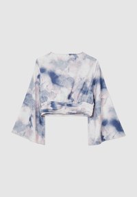 Blouse courte à manches longues avec larges manches dans un motif aquarelle doux rose, bleu et blanc, vue de dos sur un fond uni.