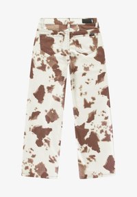 Witte jeans met een bruine spetterpatroon. Heeft vijf zakken, een rechte pijp en een zwart merklabel op de taille.